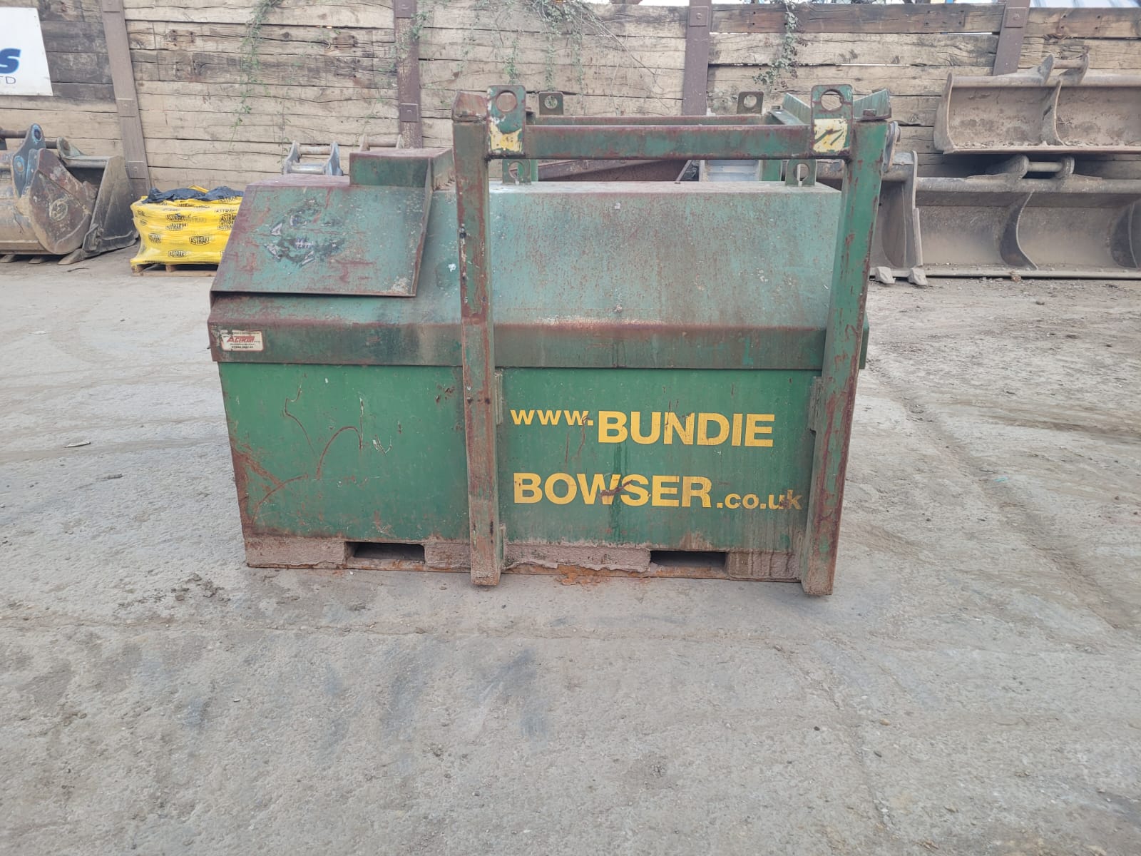 1000LTR BUNDED FUEL BOWSER