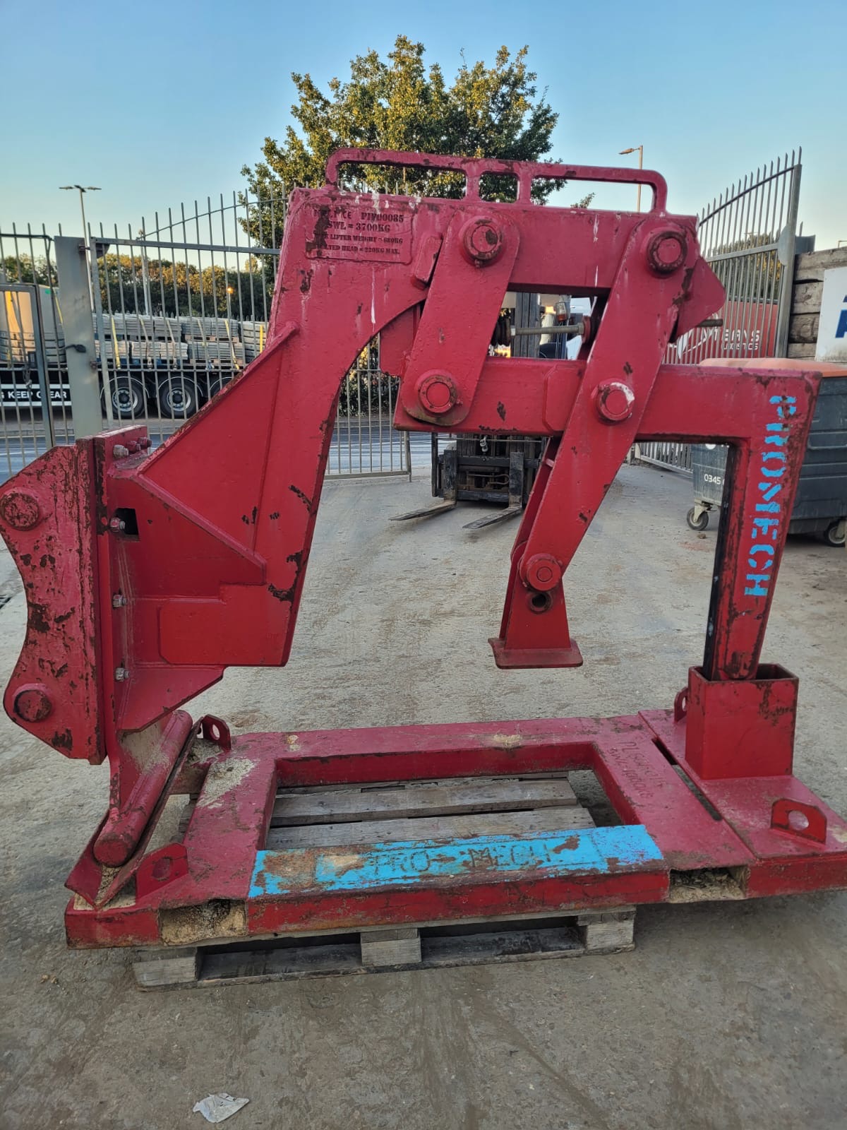 Mechanical concrete pipe lifter